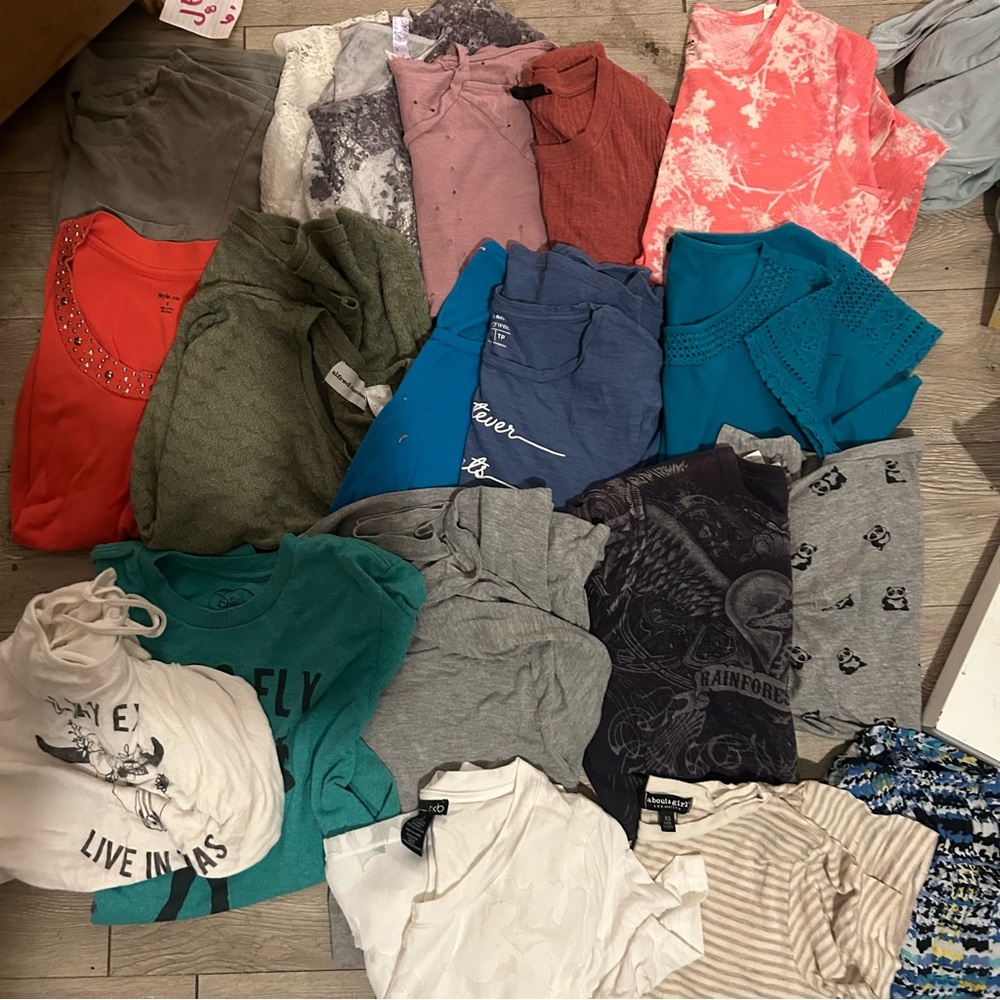 20 WOMENS CLOTHES SIZE SMALL